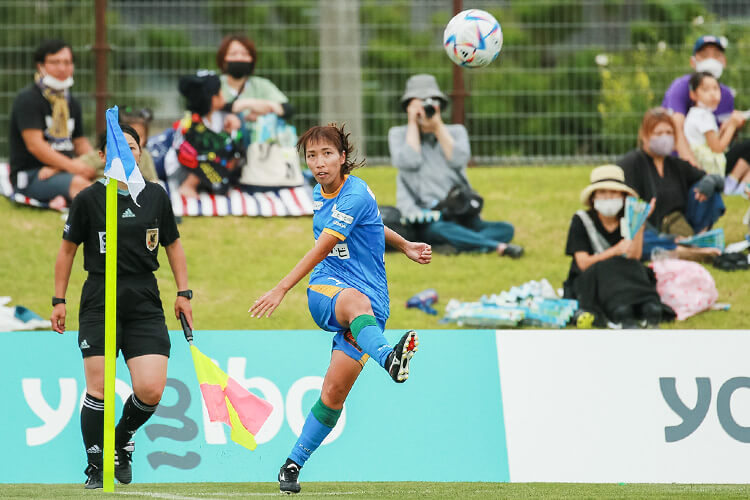 MF 10 中島依美選手プレー写真