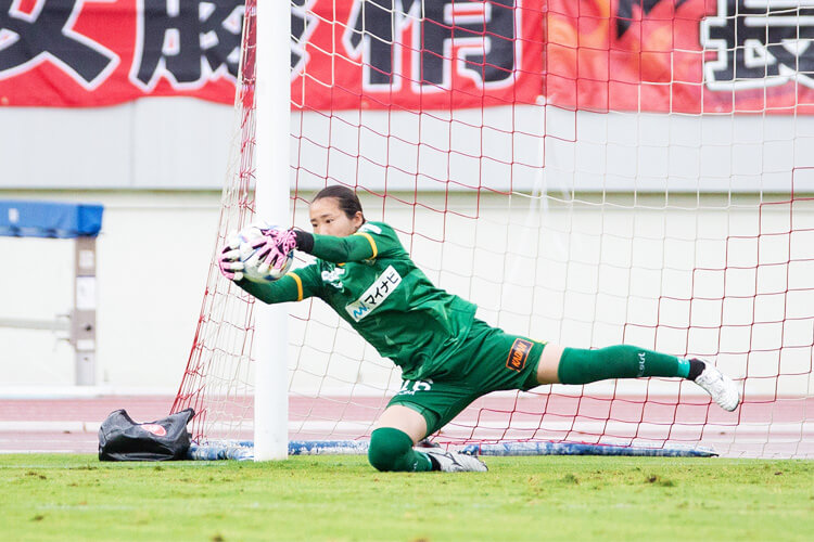 GK 16 松本 真未子選手プレー写真