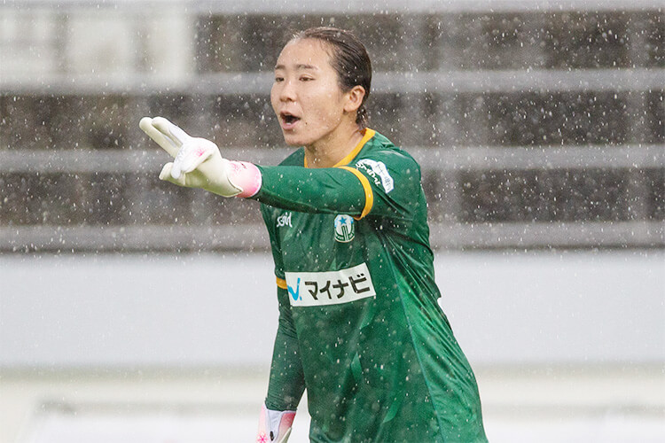 GK 16 松本 真未子選手プレー写真